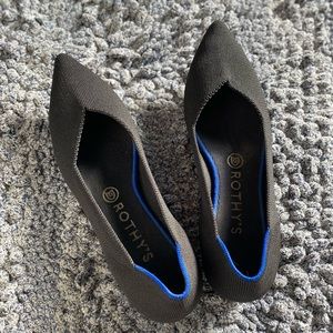 Rothy’s Classic Points! Black with blue trim in back.